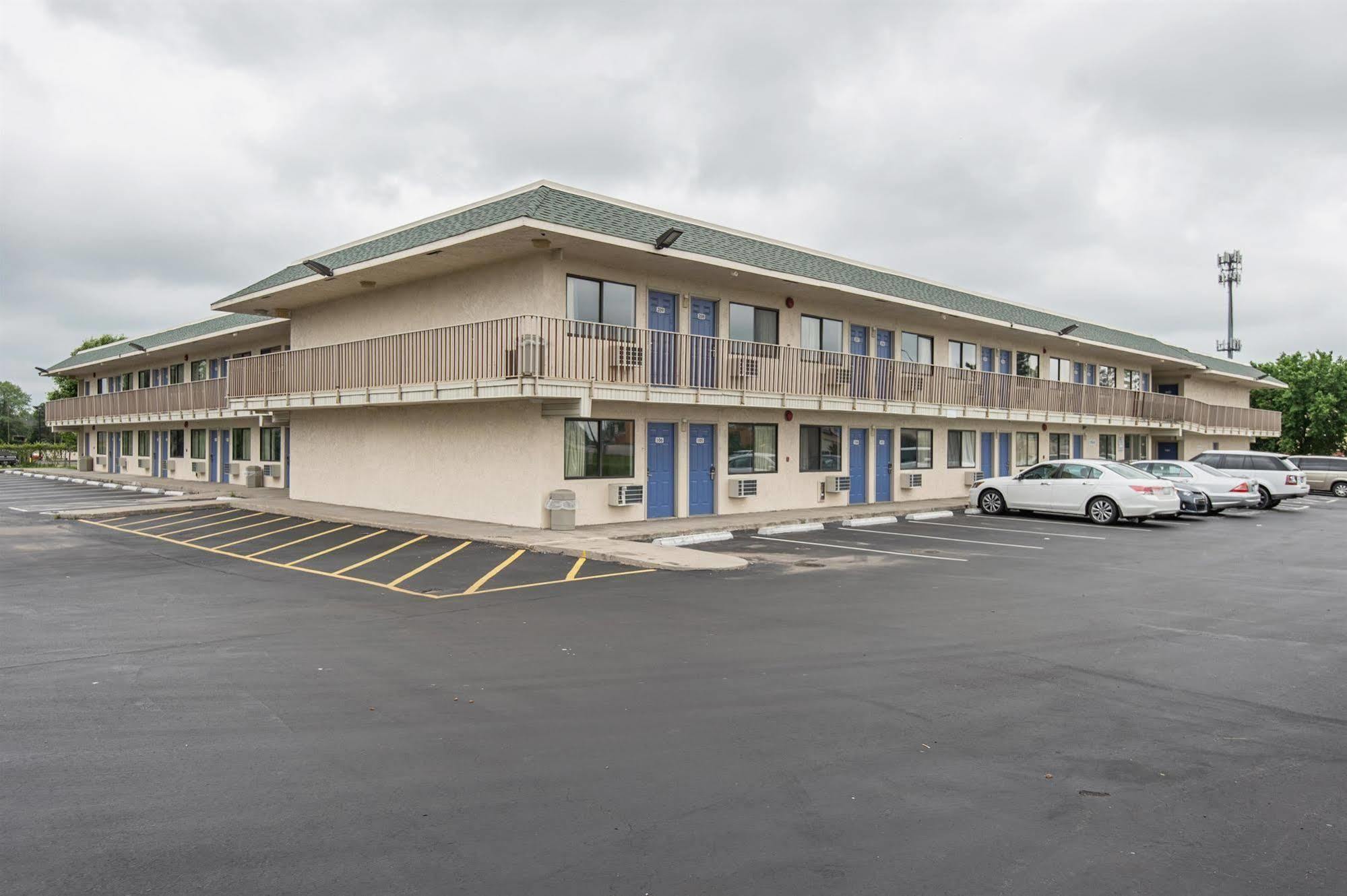 Motel 6 Kansas City, Mo - Airport מראה חיצוני תמונה