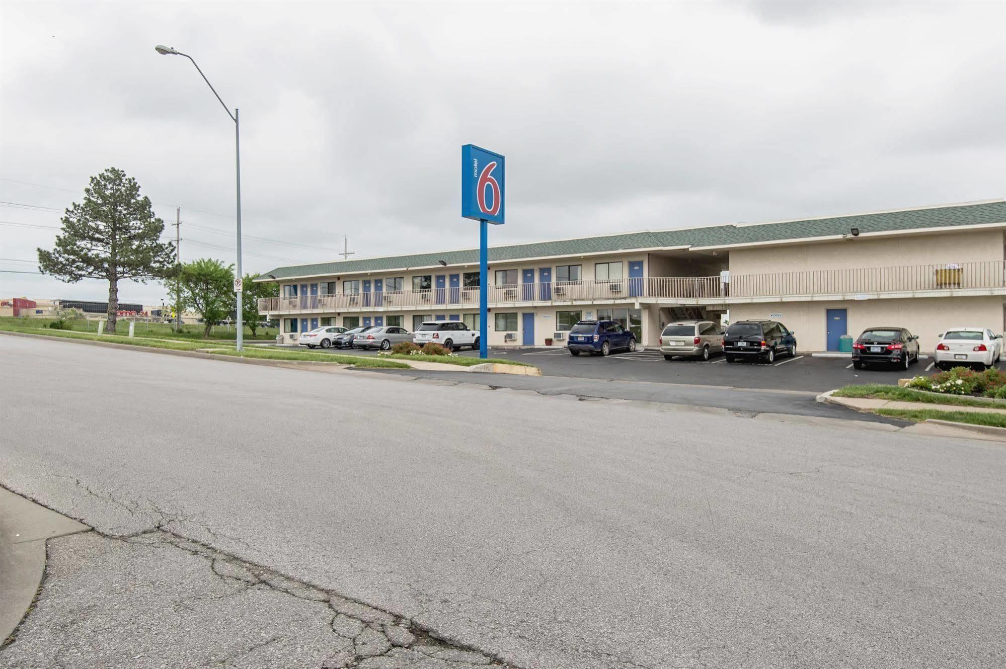 Motel 6 Kansas City, Mo - Airport מראה חיצוני תמונה