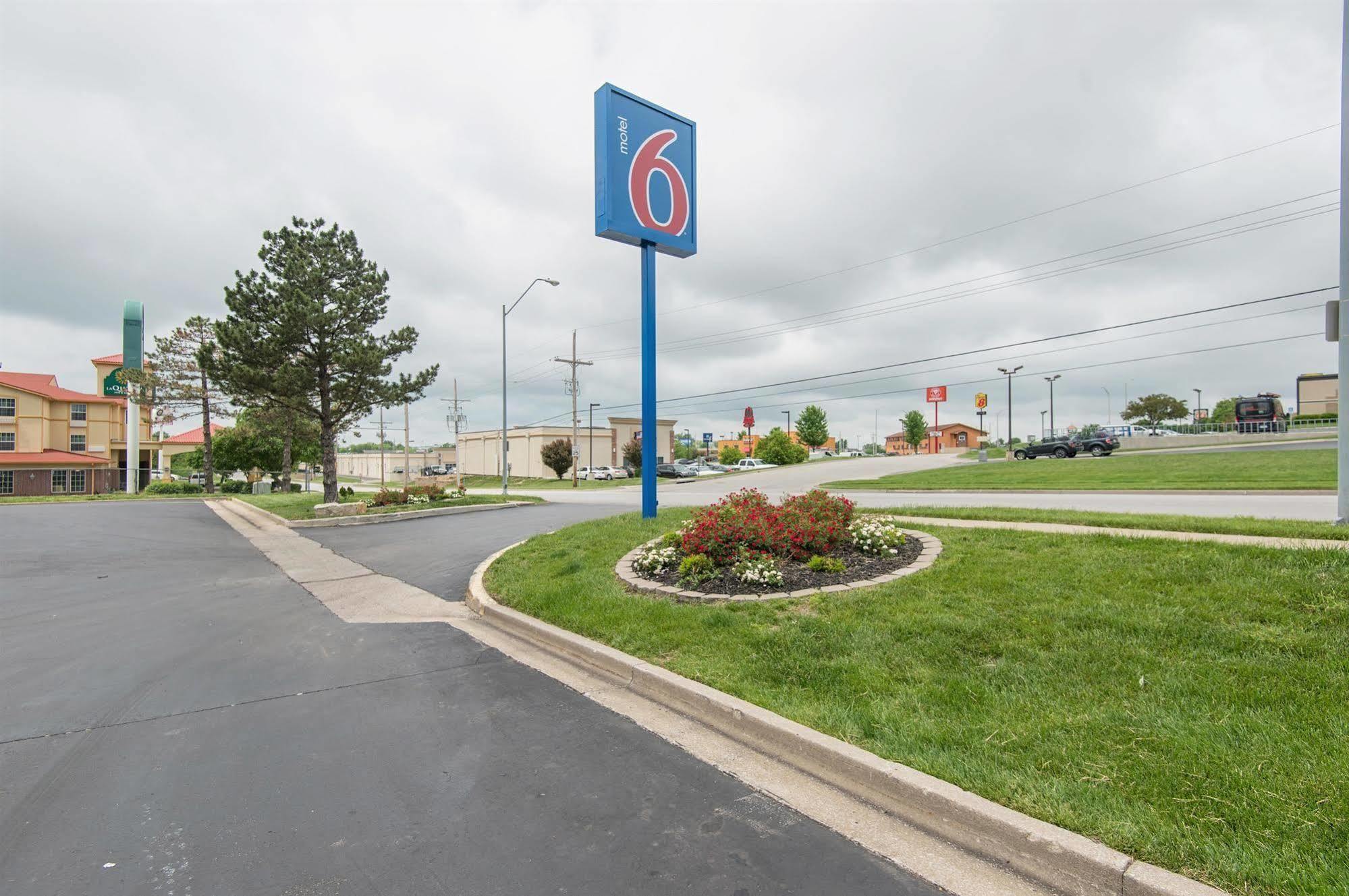 Motel 6 Kansas City, Mo - Airport מראה חיצוני תמונה