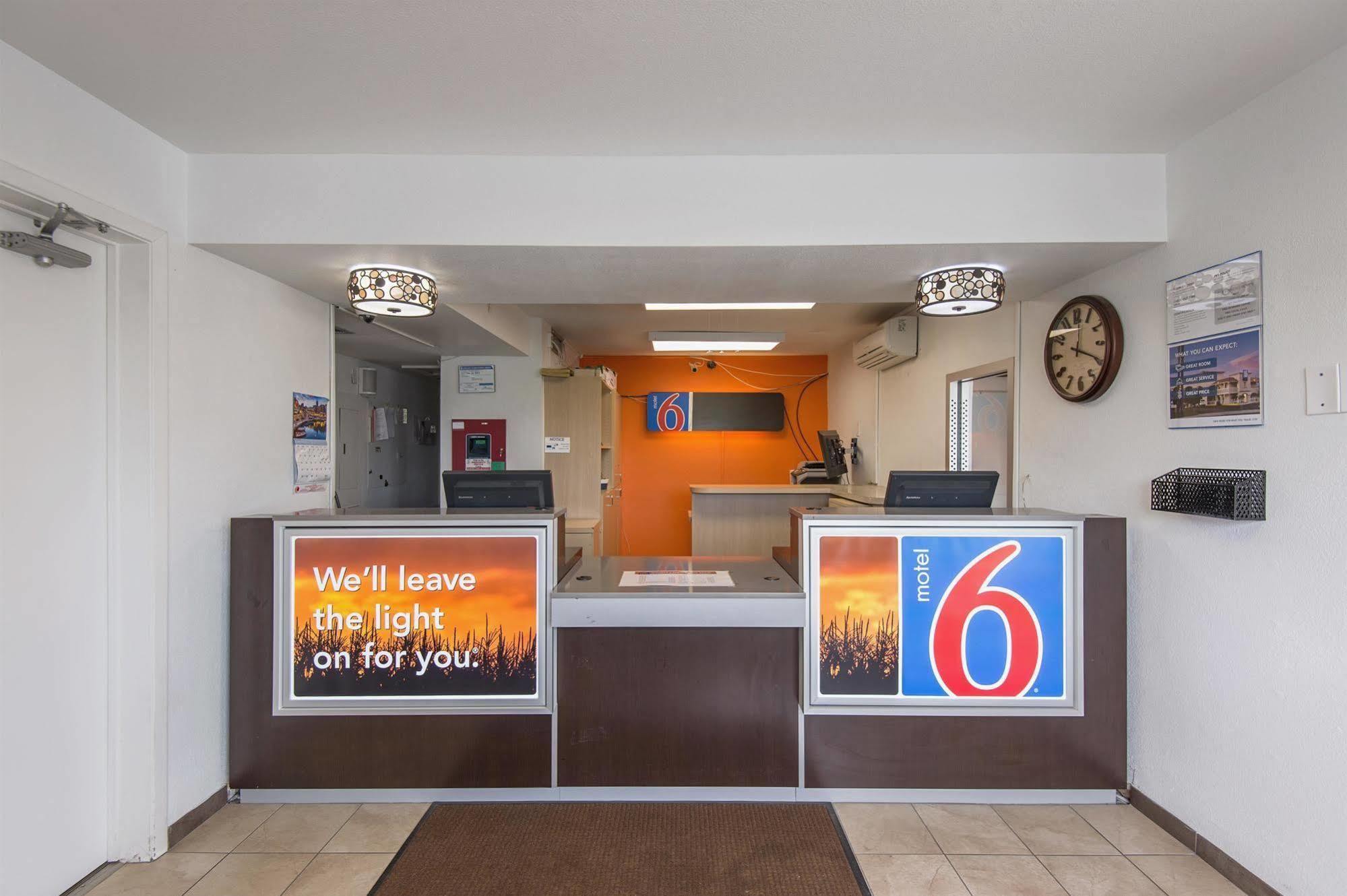 Motel 6 Kansas City, Mo - Airport מראה חיצוני תמונה