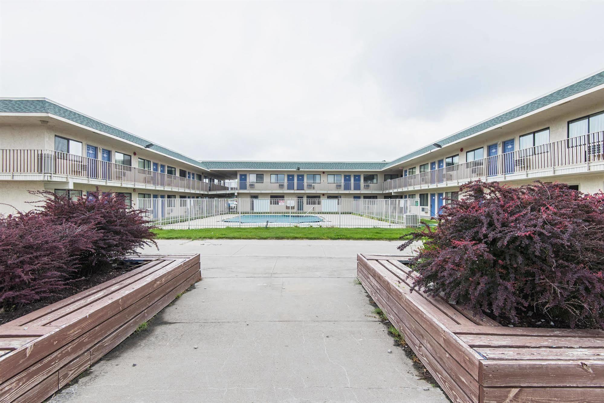 Motel 6 Kansas City, Mo - Airport מראה חיצוני תמונה
