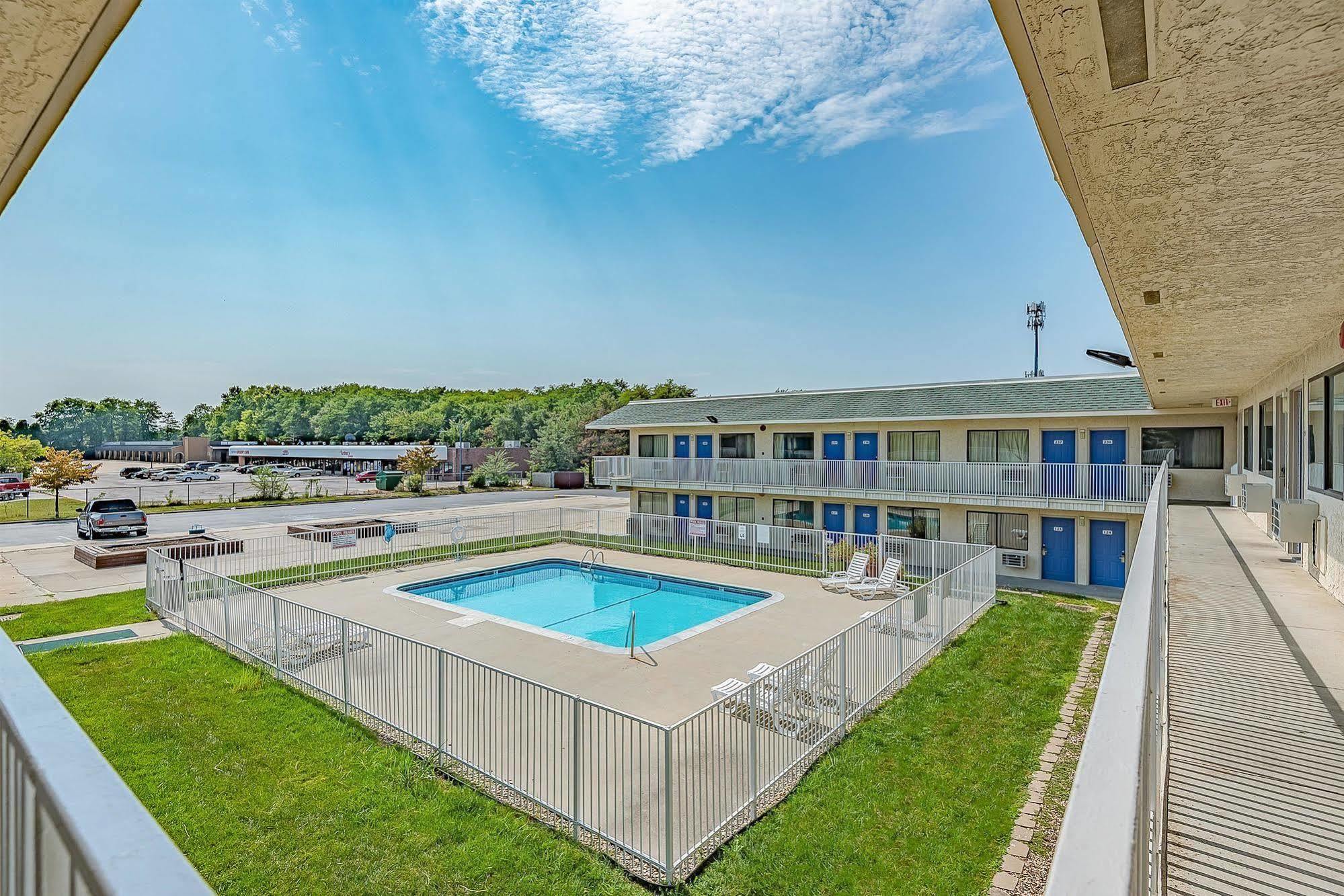 Motel 6 Kansas City, Mo - Airport מראה חיצוני תמונה