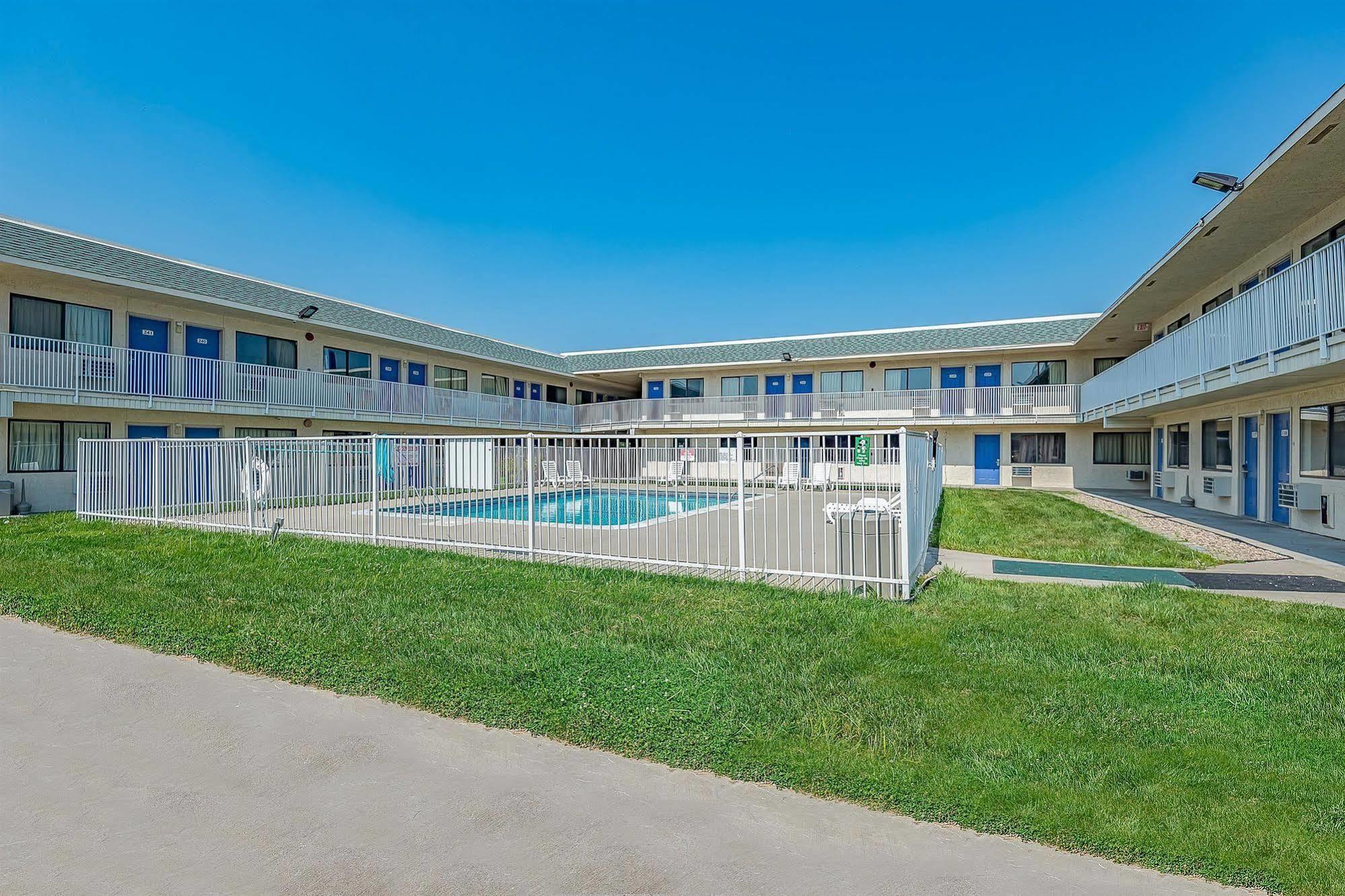 Motel 6 Kansas City, Mo - Airport מראה חיצוני תמונה