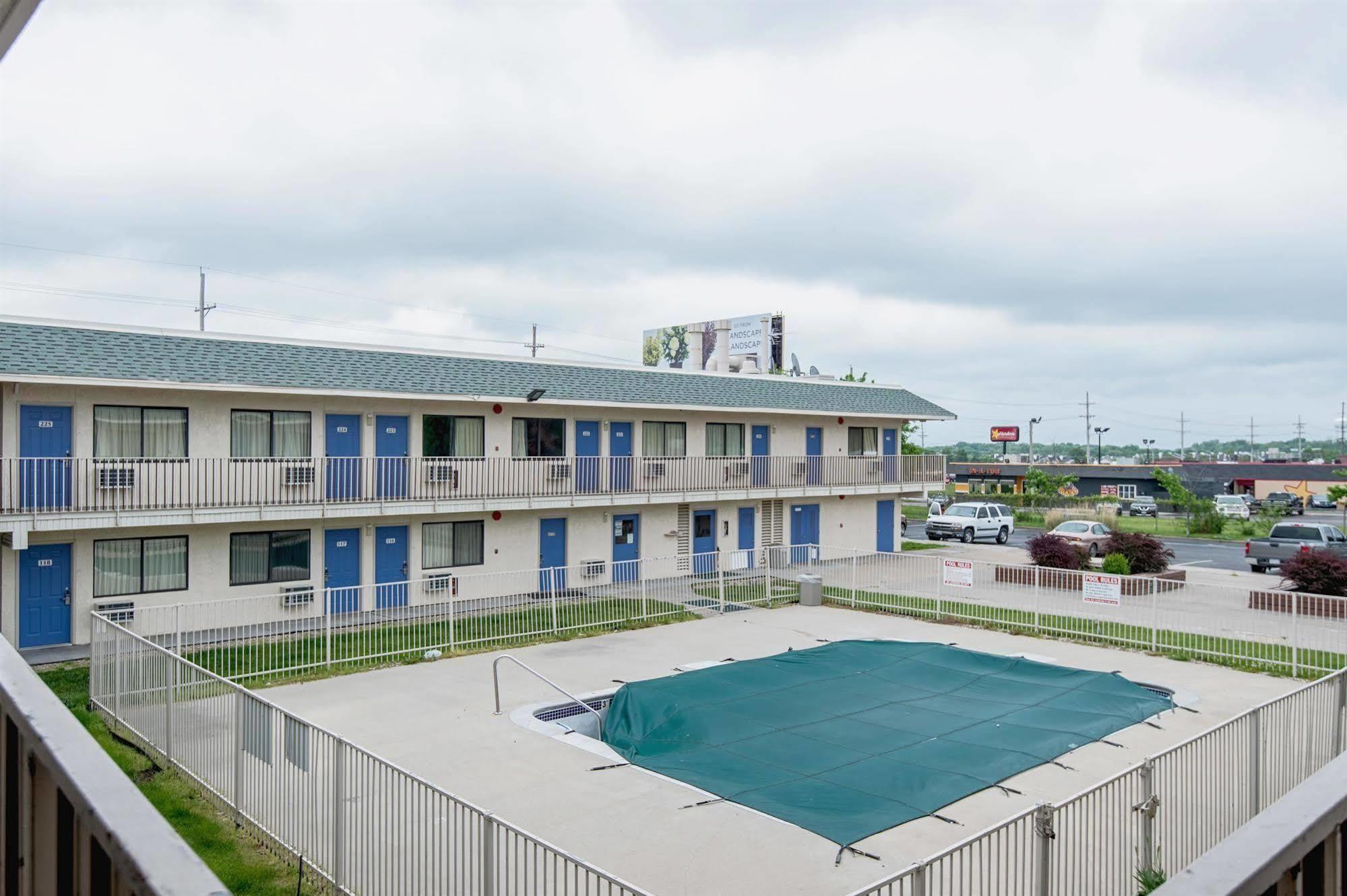 Motel 6 Kansas City, Mo - Airport מראה חיצוני תמונה